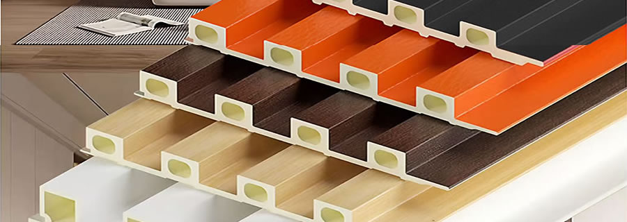 weiße Wandverkleidung aus PVC